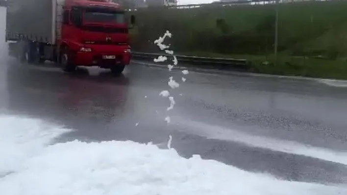 Yağmurla birlikte Tuzla'da yollar köpükle kaplandı