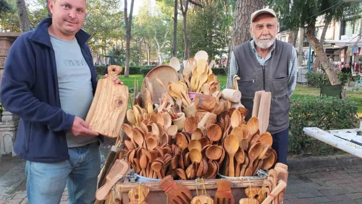 Yakacak olarak kullanılan zeytin odunlarını mutfak gereçlerine dönüştürüyor