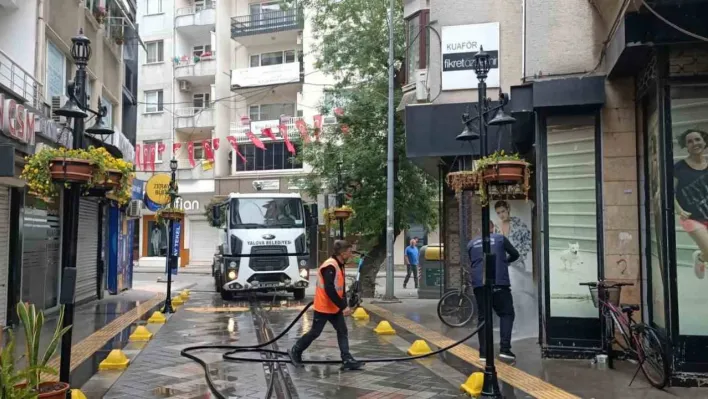 Yalova Belediyesi'nden cadde, sokak ve parklarda hummalı çalışma