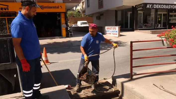 Yalova Belediyesi'nden mazgallarda temizlik