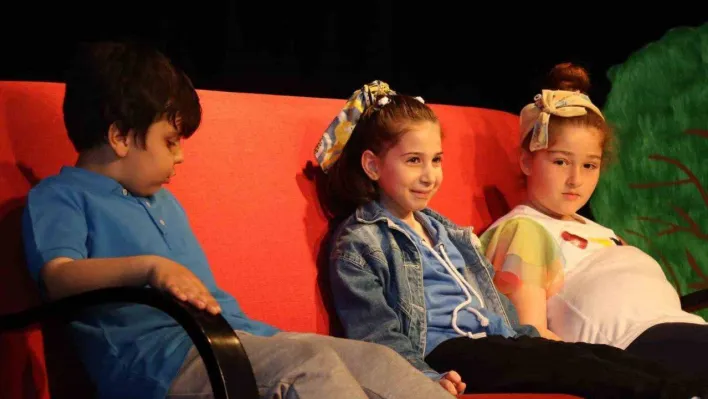 Yalova Belediyesi'nin drama kursu öğrencileri beğeni topladı