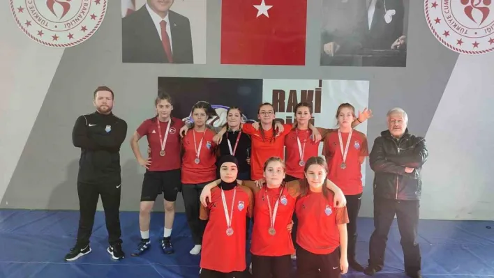 Yalova Belediyespor Kız Güreş Takımı'ndan büyük başarı