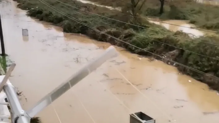 Yalova Çınarcık'ta dere taştı, evleri su bastı, mahsur kalan vatandaşı ekipler kurtardı