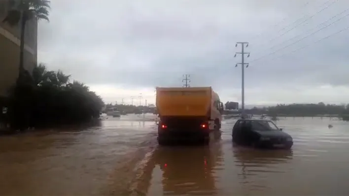 Yalova'da dere taştı, tersaneler sular altında kaldı