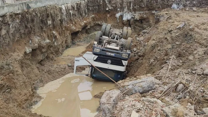 Yalova'da hafriyat kamyonu inşaat temeline devrildi