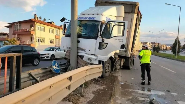 Yalova'da kontrolden çıkan tır yön tabelası direğine çarptı