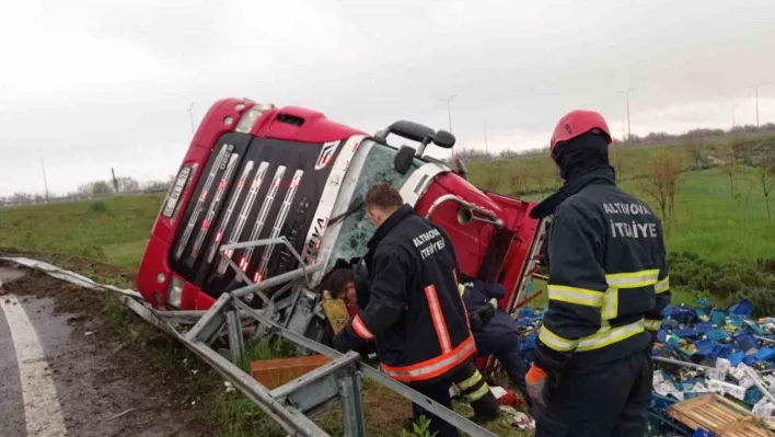 Yalova'da meyve yüklü tır devrildi: 1 yaralı