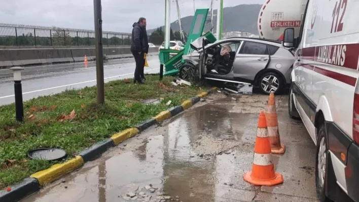 Yalova'da otomobil tabelaya çarptı, sürücü hayatını kaybetti