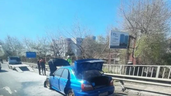 Yalova'da seyir halindeki otomobil alevlere teslim oldu