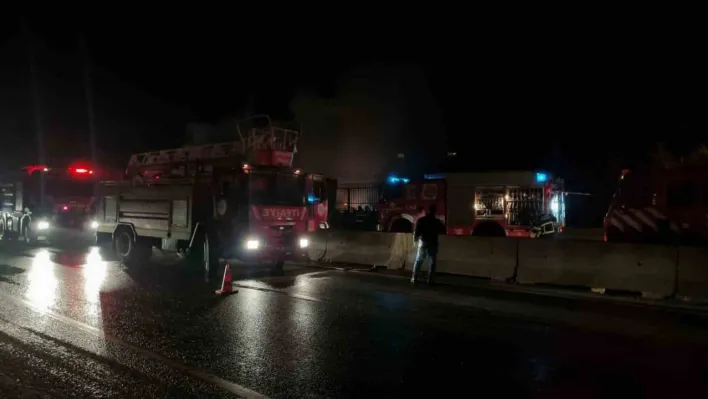 Yalova'da seyir halindeki tır alevlere teslim oldu