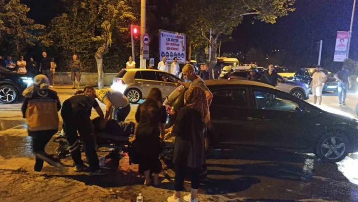 Yalova'da üç otomobil birbirine girdi: 3 yaralı