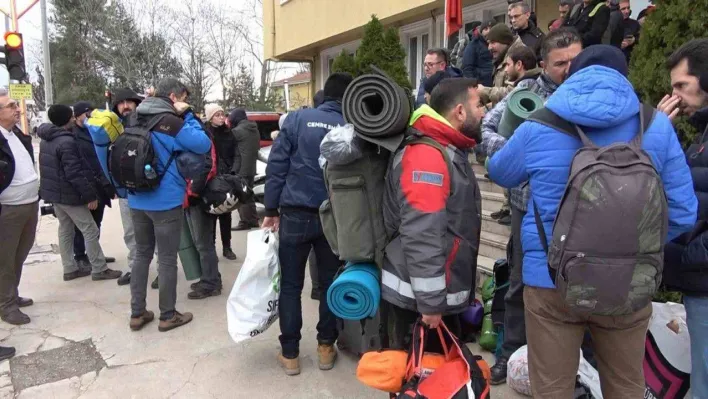 Yalova'dan 50 gönüllü öğretmen deprem bölgesine yardıma gitti