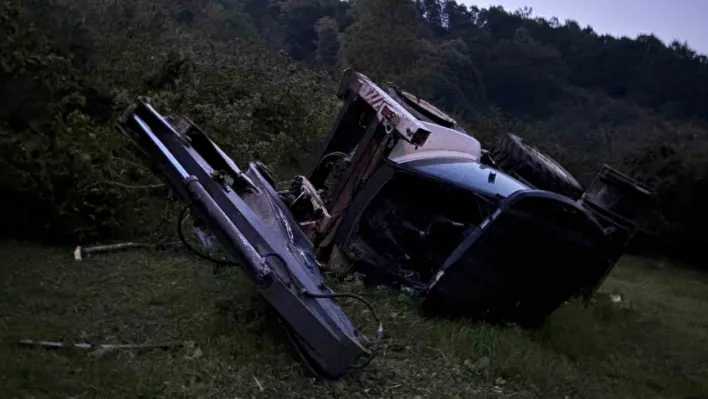 Yamaçtan yuvarlanan iş makinesinden atlayarak kurtuldu