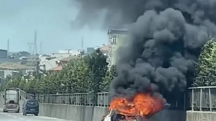 Yanan otomobilden geriye hurda yığını kaldı