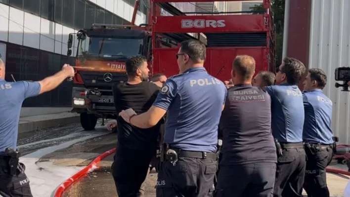 Yangın yerinde ortalık karıştı, itfaiyeci darbedildi, polis müdahale etti