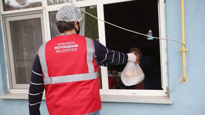 Yardıma muhtaç ailelere bin 300 öğün yemek ulaştırılıyor