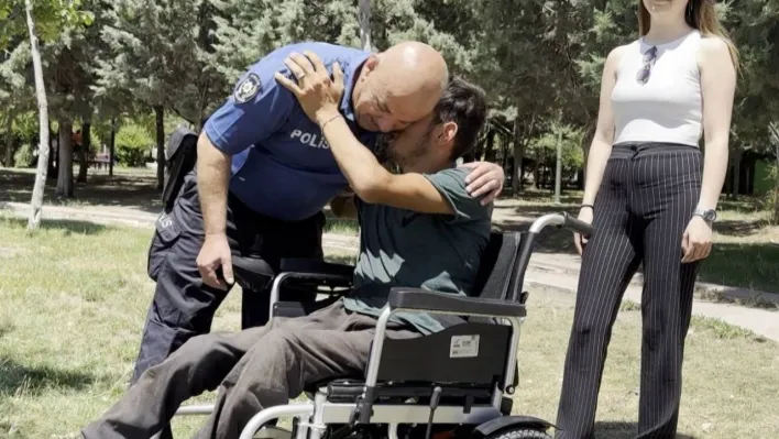 Yardımsever polis memuru engelli genci akülü sandalyesine kavuşturdu