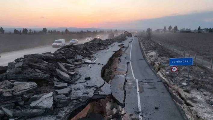 Yarılan yol havadan görüntülendi