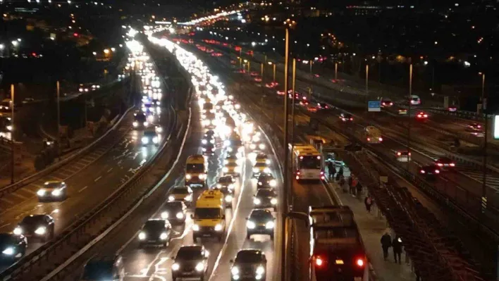 Yarıyıl tatilinin bitmesiyle birlikte İstanbul'da trafik yoğunluğu oluştu