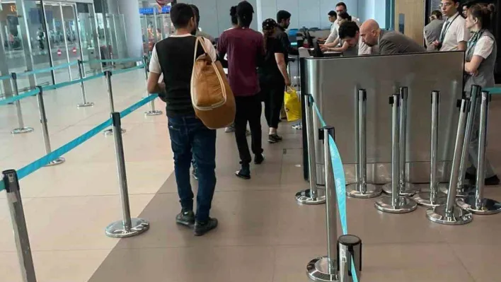 Yasa dışı yollarla ülkeye giren 12 düzensiz göçmen sınır dışı edildi