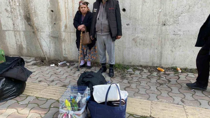 Yaşlı çift deprem bölgesinden başka şehre sevki için kuşlarıyla bekledi