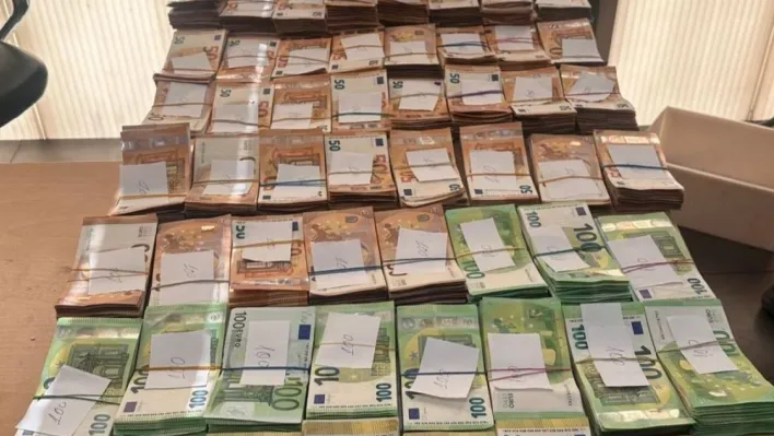 Yatağın altına gizlediği 61 bin 300 euro komşuda kaldı