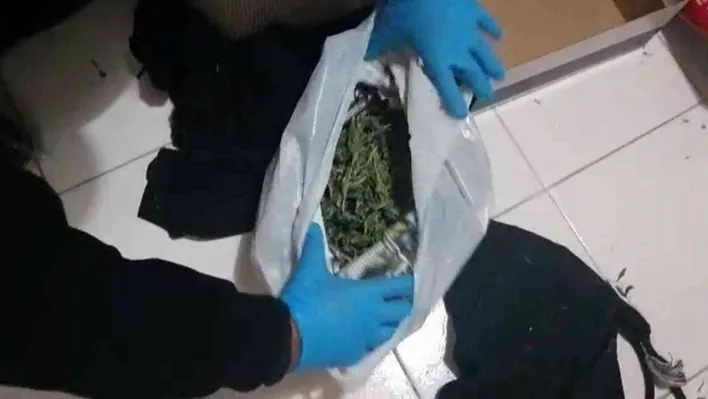 Yatağın altından uyuşturucu çıktı