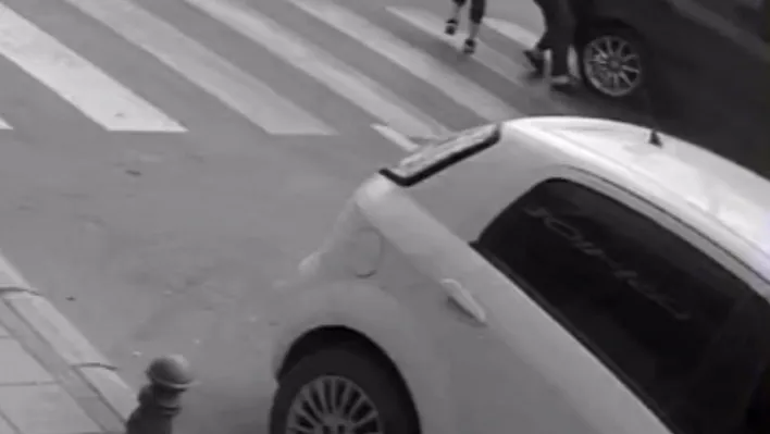 Yaya geçidinde görme engelli kadının ayağının üzerinden otomobil geçti: O anlar kamerada