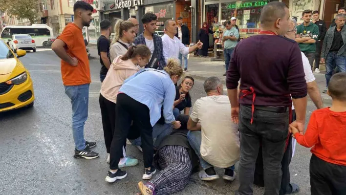 Yaya geçidinden geçerken motosikletin çarptığı kadın yaralandı: O anlar kamerada