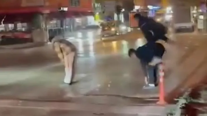 Yaya geçidinden karşıya birdirbir oynayarak geçtiler