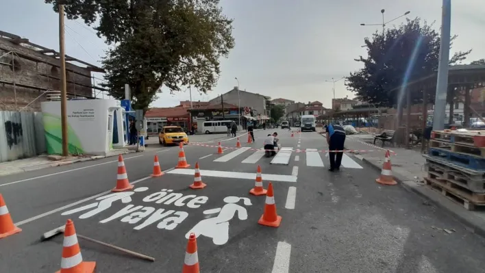 Yaya geçitlerine 'Önce Yaya' yazılı çalışma