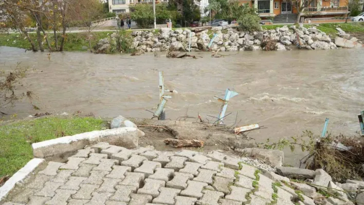 Yayaların kullandığı asma köprü aşırı yağış nedeniyle çöktü