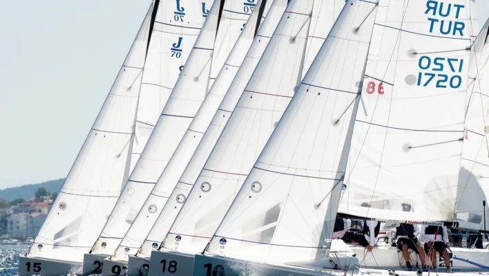 Yelken festivalinde, yüzlerce yelkenci, onlarca tekne zorlu parkurlarda rüzgarla yarıştı