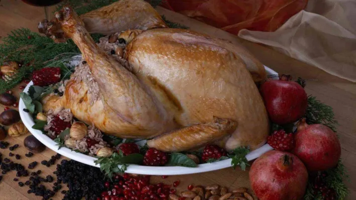 Yeni yıl akşamının lezzeti: Kestaneli, bademli yılbaşı hindisi