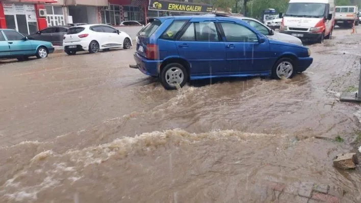 Yenice'de kuvvetli sağanak ve dolu yağışı etkili oldu