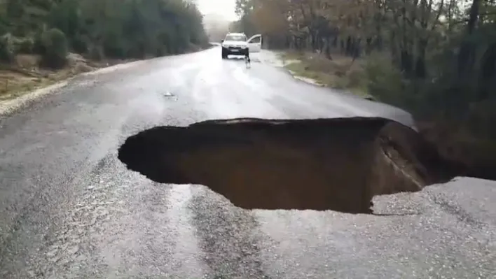 Yenice'de sağanak yağış sonrası yol çöktü