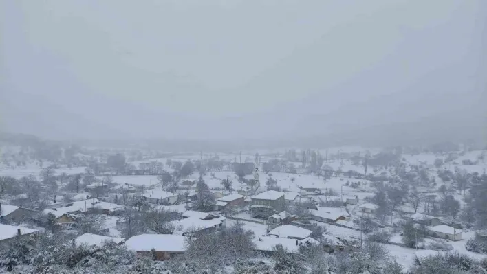 Yenice'nin yüksek kesimlerindeki dağ köyleri beyaza büründü