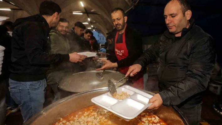 Yenimahalle Belediye Başkanı Fethi Yaşar, orucu vatandaşlarla birlikte açtı