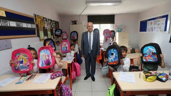 Yenimahalle Belediyesinden çocuklara çanta hediyesi