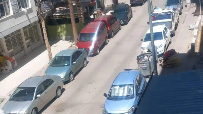 Yenimahalle'de toplanmayan çöplere mahalle sakinleri tepki gösterdi
