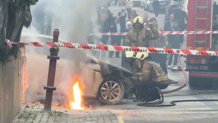 Yer altı elektrik kabloları patladı, bir otomobil alev alev yandı