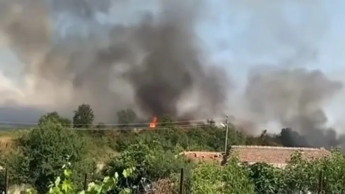 Yerleşim yerine yaklaşan alevler korkuttu