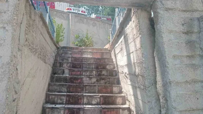 Yıkım emri çıkan bina sakinleri diğer blokların da yıkılmasını istiyor