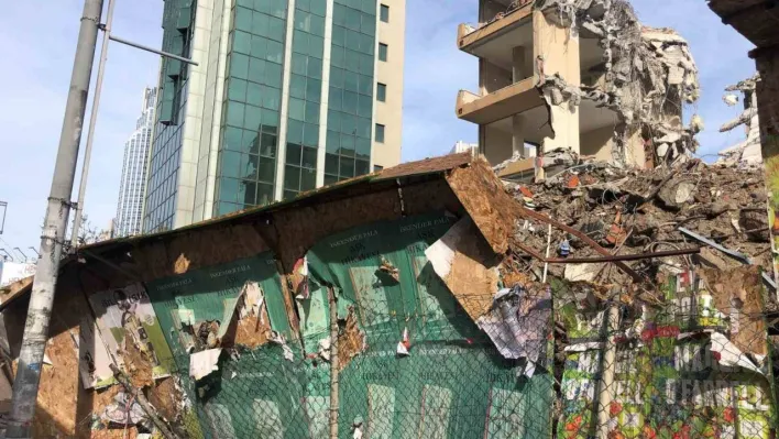 Yıkımı yapılan bina yola doğru çöktü: 1 yaralı