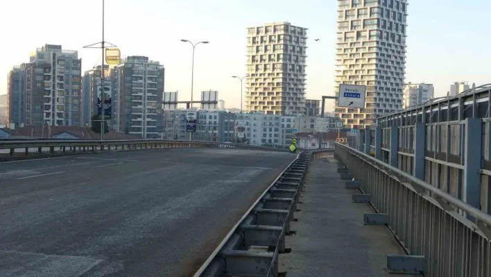 Yılın ilk gününde İstanbul'da yollar boş kaldı