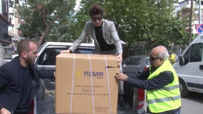 Yılmaz Morgül'den engelli vatandaşa akülü sandalye hediyesi