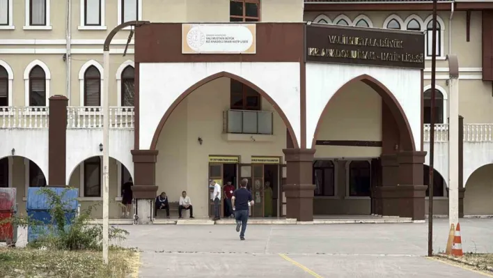 YKS'nin ilk oturumu başladı: Öğrenciler sınavda, veliler dışarda ter döküyor