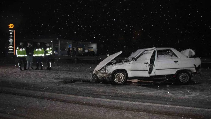 Yoğun kar kazayı beraberinde getirdi: Otomobil bariyerlere çarptı, 2 kişi yaralandı