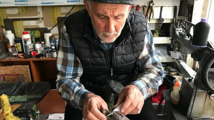 Yok olmaya yüz tutan mesleği yarım asrı geçkin süredir yapıyor