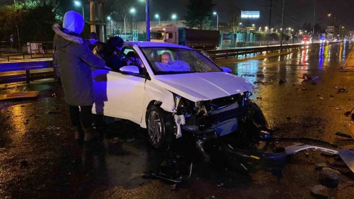 Yol çalışması olan bölgede otomobiliyle beton bariyerlere çarptı: 2 yaralı